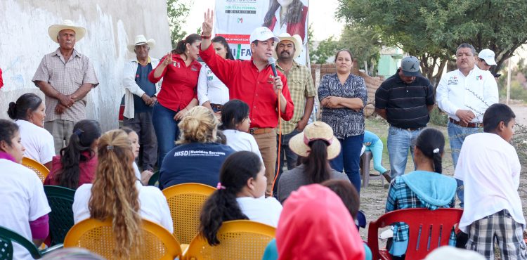 PROMUEVE MEDRANO QUEZADA PROYECTO DEL TRICOLOR EN CINCO COMUNIDADES