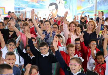 LENTES GRATUITOS PARA NIÑAS Y NIÑOS DE FRESNILLO CON EL PROGRAMA VER BIEN PARA APRENDER MEJOR