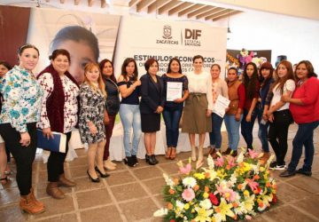 RECONOCEN AUTORIDADES DEL SEDIF TRABAJO DE ORIENTADORES COMUNITARIOS DE CAIC