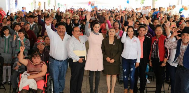 LLAMA PRESIDENTA HONORÍFICA DEL SEDIF A LUCHAR CONTRA CÁNCER DE MAMA EN FERIA DIFERENTE DE VILLA GARCÍA