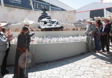 GOBERNADOR TELLO Y ANTONIO AGUILAR HIJO DEVELAN BUSTO EN HONOR A ANTONIO AGUILAR BARRAZA