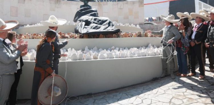 GOBERNADOR TELLO Y ANTONIO AGUILAR HIJO DEVELAN BUSTO EN HONOR A ANTONIO AGUILAR BARRAZA