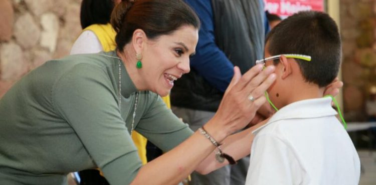 ENTREGA SEDIF MÁS DE 560 LENTES A NIÑAS Y NIÑOS CON PROBLEMAS VISUALES DE PÁNFILO NATERA Y GENARO CODINA