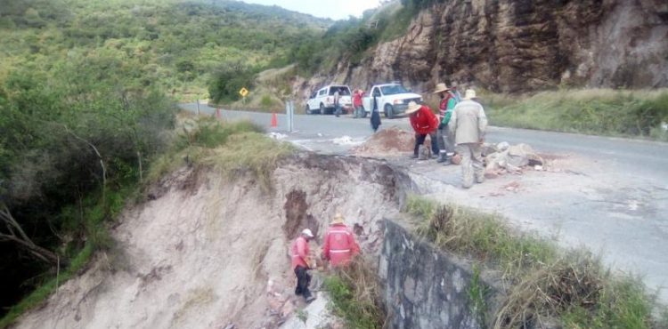 REPARA GOBIERNO ESTATAL TRAMO DE CARRETERA JALPA-TLALTENANGO AFECTADO POR LLUVIA