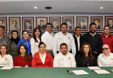 PRESENTAN Y TOMAN PROTESTA A NUEVOS SECRETARIOS DEL COMITÉ DIRECTIVO ESTATAL DEL PRI