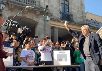 NO VOY A DEJARME CHANTAJEAR POR NADIE, AFIRMA LÓPEZ OBRADOR AL EMITIR SU VOTO EN LA CONSULTA NACIONAL