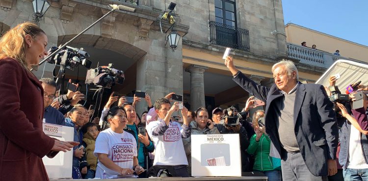 NO VOY A DEJARME CHANTAJEAR POR NADIE, AFIRMA LÓPEZ OBRADOR AL EMITIR SU VOTO EN LA CONSULTA NACIONAL