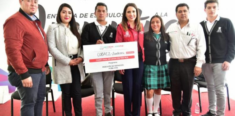 ENTREGA GOBIERNO ESTATAL ESTÍMULOS A JÓVENES