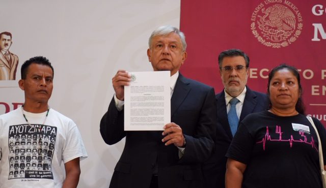 NO HABRÁ IMPUNIDAD, ADVIERTE LÓPEZ OBRADOR AL FIRMAR DECRETO PRESIDENCIAL PARA EL ACCESO A LA VERDAD EN EL CASO AYOTZINAPA