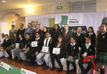 PREMIA IEEZ A GANADORES DEL CERTAMEN ESTATAL DE DEBATE ESTUDIANTIL