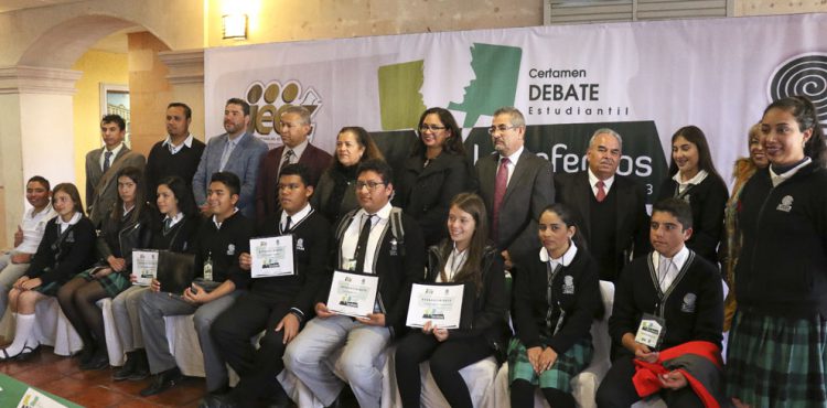 PREMIA IEEZ A GANADORES DEL CERTAMEN ESTATAL DE DEBATE ESTUDIANTIL