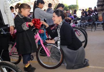 RECIBEN BICICLETAS DEL PROGRAMA AYÚDAME A LLEGAR A MI ESCUELA, 20 ESTUDIANTES DE LUIS MOYA