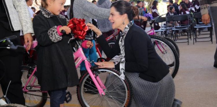 RECIBEN BICICLETAS DEL PROGRAMA AYÚDAME A LLEGAR A MI ESCUELA, 20 ESTUDIANTES DE LUIS MOYA