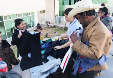 ESTUDIANTES DEL COBAEZ PLANTEL FLORENCIA REALIZAN DONACIÓN DE ROPA INVERNAL