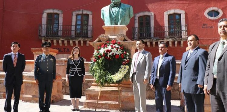 CONMEMORAN EL ANIVERSARIO 213 DEL NATALICIO DE BENITO JUÁREZ