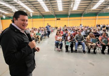 CUMPLE GOBERNADOR TELLO A PRODUCTORES DEL CAMPO DE FRESNILLO Y VALPARAÍSO