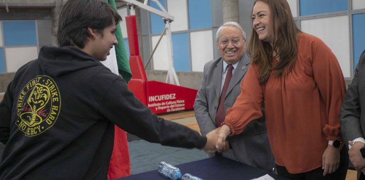 ESTUDIANTES DE PREPARATORIAS DE LA BUAZ RECIBEN BECAS “BENITO JUÁREZ”