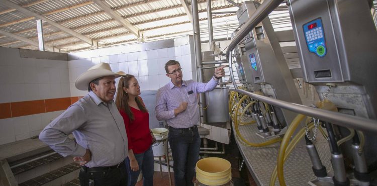 IMPULSAR LA ACTIVIDAD LECHERA EN ZACATECAS ES UNA PRIORIDAD: DAVID MONREAL