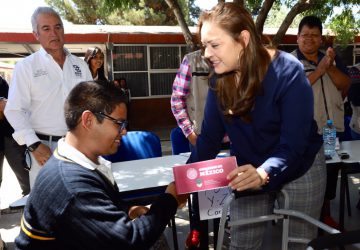 INICIA LA ENTREGA DE BECAS BENITO JUÁREZ A ESTUDIANTES DE BACHILLERATO