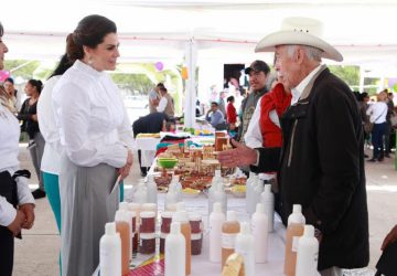 DISTRIBUYE GOBIERNO DE ZACATECAS APOYOS EN VILLANUEVA DURANTE FERIA DIFERENTE