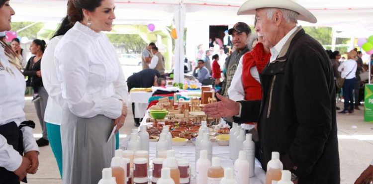 DISTRIBUYE GOBIERNO DE ZACATECAS APOYOS EN VILLANUEVA DURANTE FERIA DIFERENTE