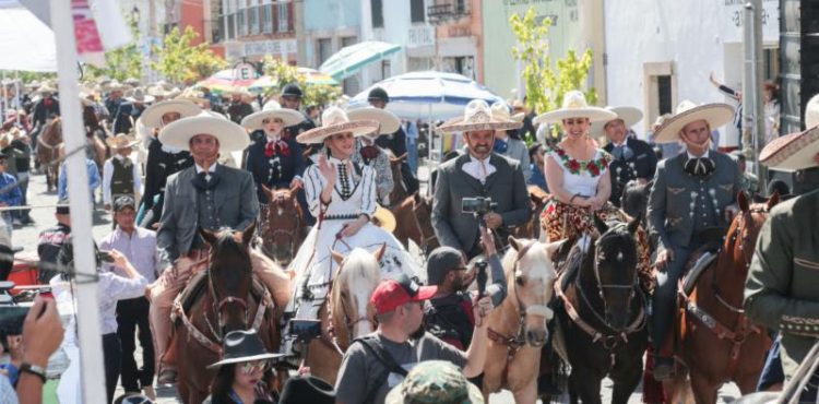 ENTRE MÚSICA, FIESTA Y TRADICIÓN, ENCABEZA GOBERNADOR CABALGATA DEL SÁBADO DE GLORIA