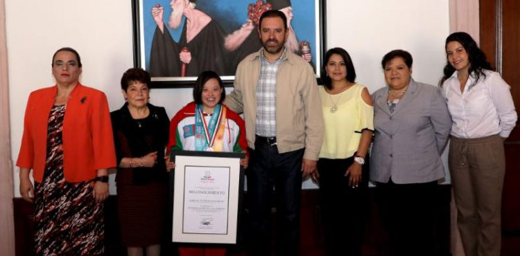 GOBERNADOR CONDECORA CON MEDALLA DE PLATA A ADRIANA ITURRIAGA, CAMPEONA DE JUEGOS OLÍMPICOS ESPECIALES 2019