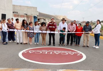 ALCALDE ULISES MEJÍA HARO ENTREGA PAVIMENTACIÓN EN COLINAS DEL PADRE