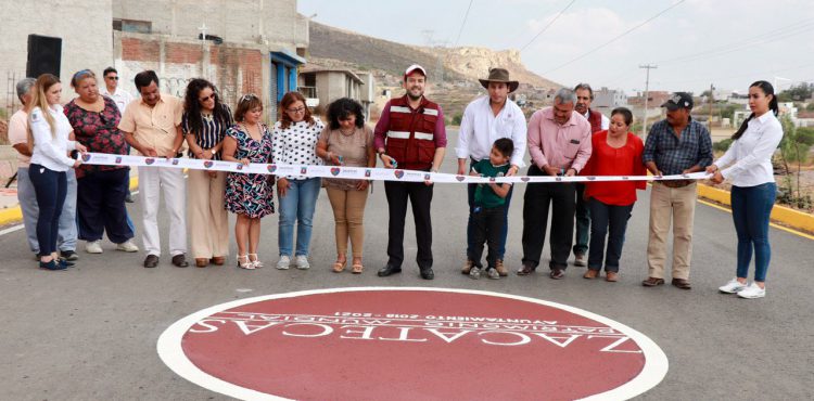 ALCALDE ULISES MEJÍA HARO ENTREGA PAVIMENTACIÓN EN COLINAS DEL PADRE