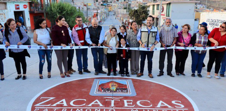 CUMPLE ALCALDE A VECINOS DE LA COLONIA LÁZARO CÁRDENAS CON DIGNIFICAR LA CALLE PETRÓLEOS MEXICANOS.