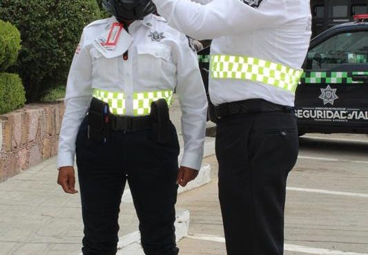 MOTOCICLISTAS DE POLICÍA DE SEGURIDAD VIAL RECIBEN CASCOS DE SEGURIDAD