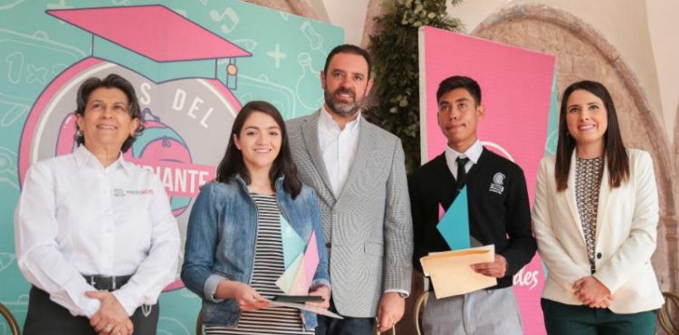 RECIBEN 105 ESTUDIANTES RECONOCIMIENTO A LA EXCELENCIA POR OBTENER LOS MEJORES PROMEDIOS DE ZACATECAS