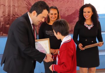 BENEFICIA ULISES MEJÍA HARO A ESCUELA PRIMARIA CON ENTREGA DE CISTERNA Y REFORESTACIÓN