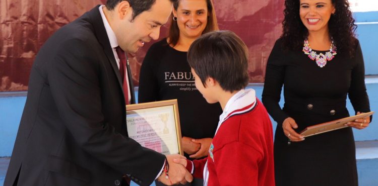 BENEFICIA ULISES MEJÍA HARO A ESCUELA PRIMARIA CON ENTREGA DE CISTERNA Y REFORESTACIÓN