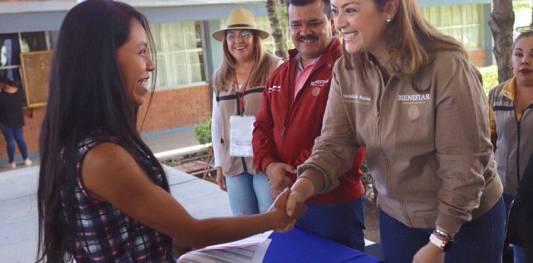 ENTREGAN BECAS JÓVENES ESCRIBIENDO EL FUTURO A ESTUDIANTES EN RÍO GRANDE