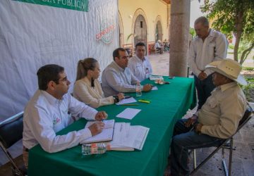 RECIBE SECRETARIO DE OBRAS PÚBLICAS PETICIONES DE HABITANTES DEL TEÚL DE GONZÁLEZ ORTEGA, EN AUDIENCIA