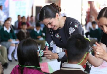 ESTUDIANTES DE SECUNDARIA DE MONTE ESCOBEDO RECIBEN LENTES DEL PROGRAMA VER BIEN PARA APRENDER MEJOR