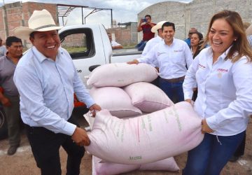 ENTREGA DAVID MONREAL SEMILLA DE AVENA FORRAJERA A 1 MIL 600 PRODUCTORES DE OCHO MUNICIPIOS