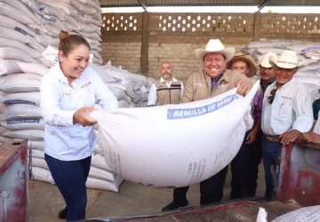 ENTREGA DAVID MONREAL SEMILLA DE AVENA FORRAJERA EN 40 MUNICIPIOS A TRAVÉS DEL CRÉDITO GANADERO A LA PALABRA