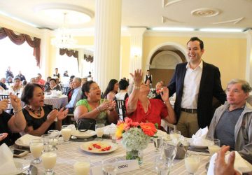 FESTEJA ULISES MEJÍA HARO A ABUELITOS Y ABUELITAS DE LA JOYA DE LA CORONA