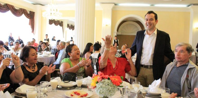 FESTEJA ULISES MEJÍA HARO A ABUELITOS Y ABUELITAS DE LA JOYA DE LA CORONA