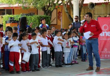 UNE ENTREGA PAQUETES ESCOLARES EN EL CAÑÓN DE TLALTENANGO