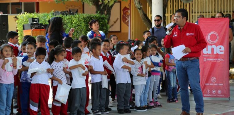 UNE ENTREGA PAQUETES ESCOLARES EN EL CAÑÓN DE TLALTENANGO