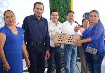 HABITANTES DE MELCHOR OCAMPO RECIBEN APOYOS EN LA FERIA DIFERENTE