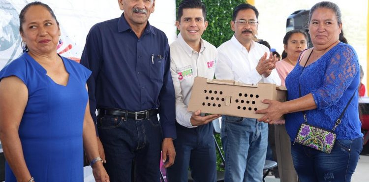 HABITANTES DE MELCHOR OCAMPO RECIBEN APOYOS EN LA FERIA DIFERENTE