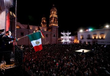 EN UNA PLAZA DE ARMAS A SU MÁXIMA CAPACIDAD GOBERNADOR ENCABEZA GRITO DE INDEPENDENCIA