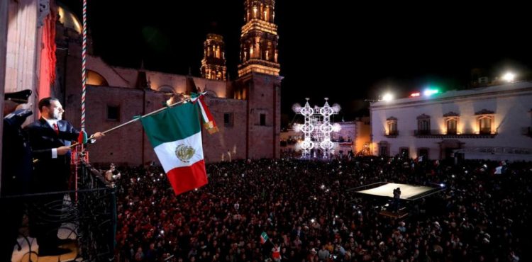 EN UNA PLAZA DE ARMAS A SU MÁXIMA CAPACIDAD GOBERNADOR ENCABEZA GRITO DE INDEPENDENCIA