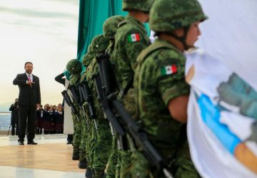 ENCABEZA TELLO HONORES A LA BANDERA EN INICIO DE CELEBRACIONES DEL MES PATRIO