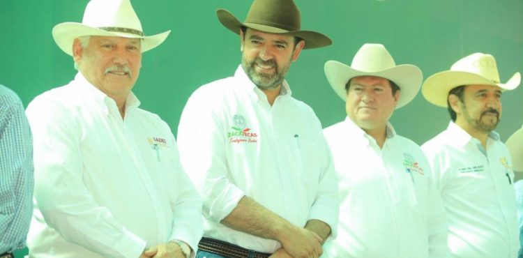 ENTREGAN TELLO Y SECRETARIO VÍCTOR VILLALOBOS SEGUROS DE DAÑOS CLIMÁTICOS PARA PRODUCTORES DE VILLANUEVA ENTREGAN TELLO Y SECRETARIO VÍCTOR VILLALOBOS SEGUROS DE DAÑOS CLIMÁTICOS PARA PRODUCTORES DE VILLANUEVA