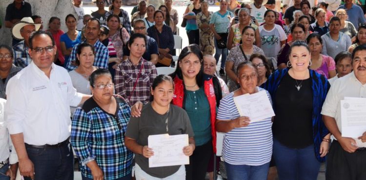 RECIBEN HABITANTES DE APOZOL PAQUETES PARA MEJORAMIENTO DE VIVIENDA Y TERRENOS